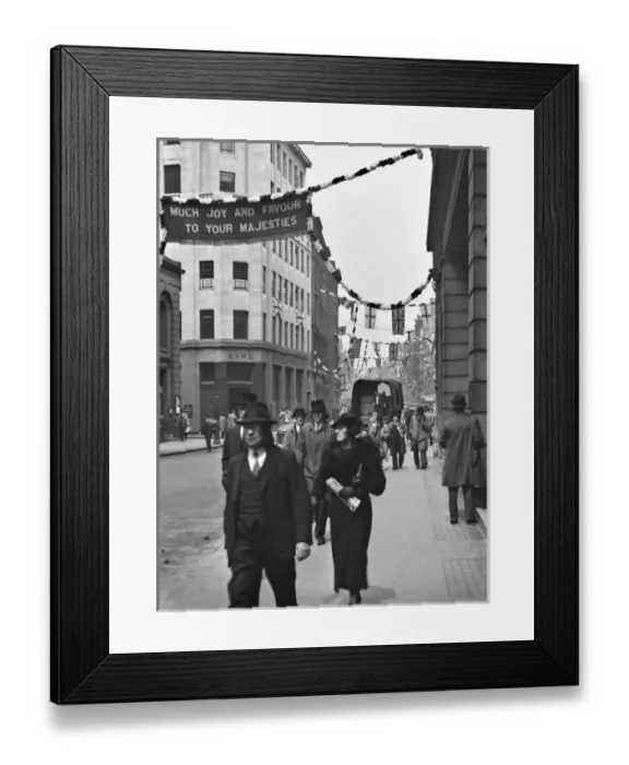 Framed Print : Silver Jubilee street scene in London Framed Print : Silver Jubilee street scene in London