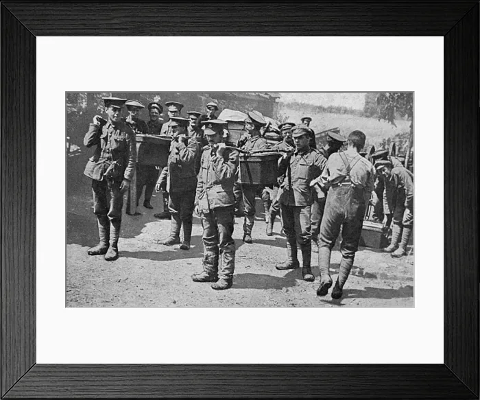 Framed Print : Hot dinner for men in the trenches, WW1 Framed Print : Hot dinner for men in the trenches, WW1