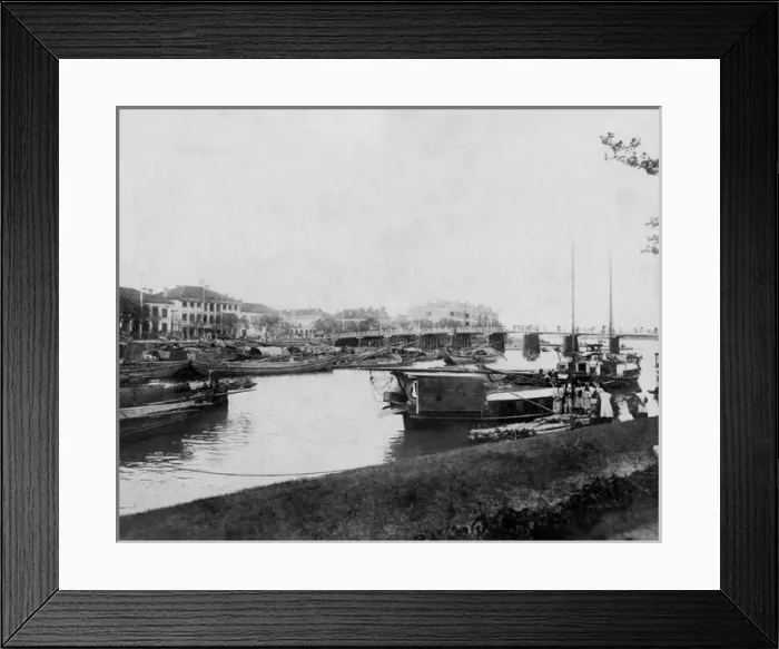 Framed Print : Boats on water at Shanghai, China Framed Print : Boats on water at Shanghai, China