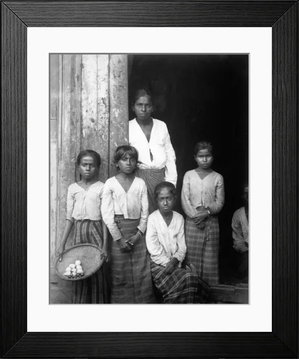 Framed Print : Family group, Ceylon (Sri Lanka) Framed Print : Family group, Ceylon (Sri Lanka)
