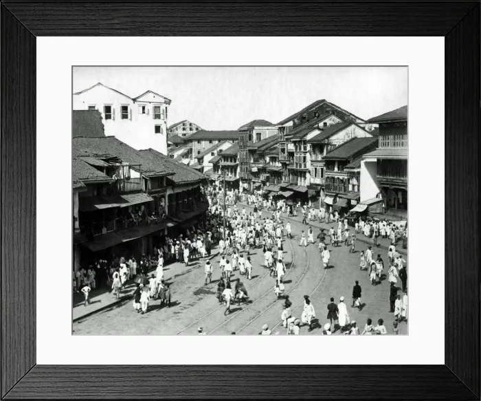 Framed Print : Street scene, Bombay (Mumbai), India Framed Print : Street scene, Bombay (Mumbai), India