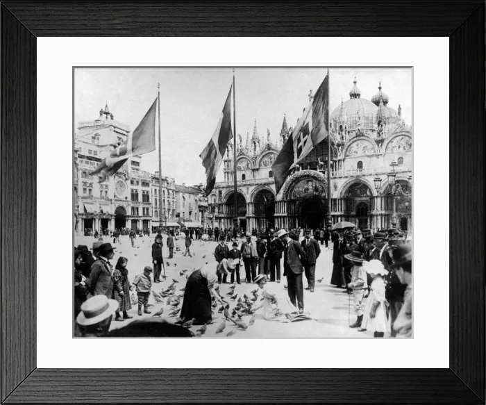 Framed Print : Feeding pigeons, St Marks Square, Venice, Italy Framed Print : Feeding pigeons, St Marks Square, Venice, Italy