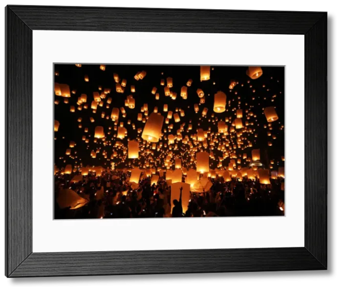 Framed Print : Sky Lanterns at Yi Peng, Loy Krathong Ceremony, Chiang Mai Framed Print : Sky Lanterns at Yi Peng, Loy Krathong Ceremony, Chiang Mai