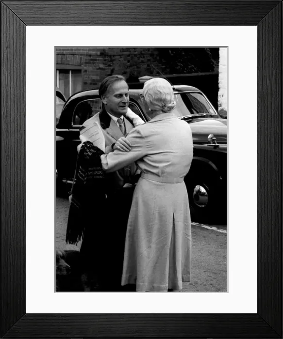 Framed Print : Yehudi Menuhin, Aldeburgh Festival 1963 Framed Print : Yehudi Menuhin, Aldeburgh Festival 1963