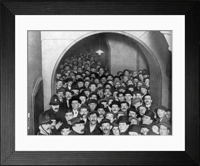 Framed Print : London recruits at Southwark Town Hall, WW1 Framed Print : London recruits at Southwark Town Hall, WW1