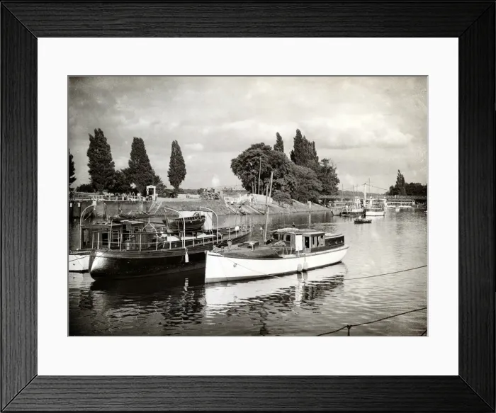 Framed Print : Medusa at Teddington Lock 1938 Framed Print : Medusa at Teddington Lock 1938