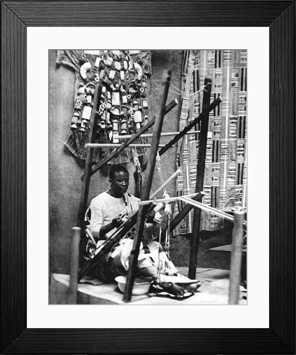Framed Print : An Ashanti weaving silk-cloth Framed Print : An Ashanti weaving silk-cloth