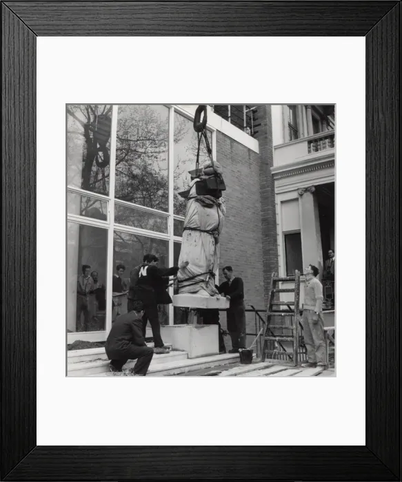 Framed Print : Statue outside Baden Powell House, London Framed Print : Statue outside Baden Powell House, London