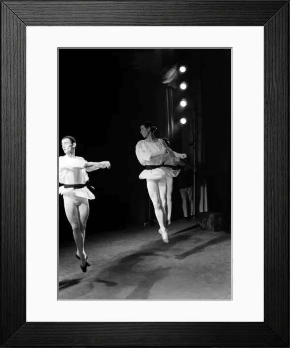 Framed Print : Royal Ballet School, Aldeburgh Festival 1961 Framed Print : Royal Ballet School, Aldeburgh Festival 1961