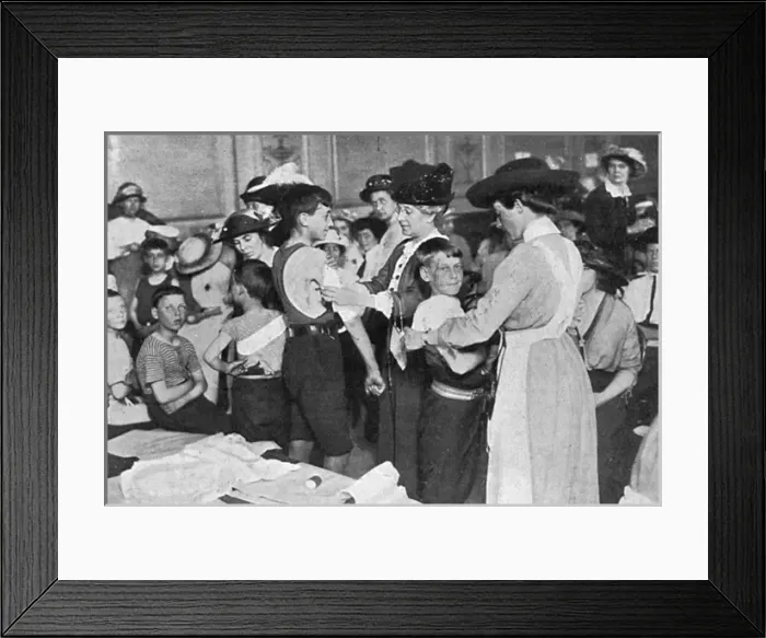 Framed Print : Volunteer nurses learning to bandage, outbreak of WW1 Framed Print : Volunteer nurses learning to bandage, outbreak of WW1