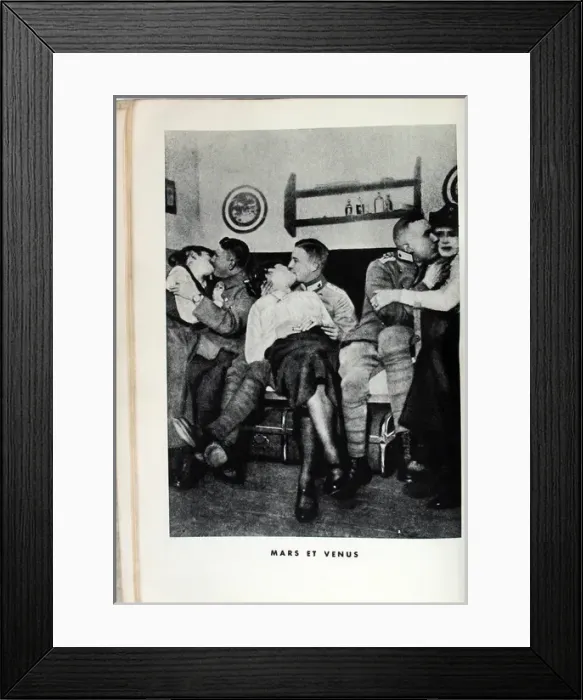Framed Print : Images Secretes de la Guerre Framed Print : Images Secretes de la Guerre