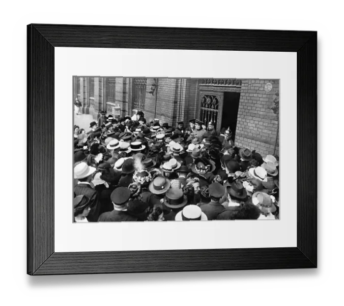 Framed Print : A run on German banks at the beginnning of World War I Framed Print : A run on German banks at the beginnning of World War I