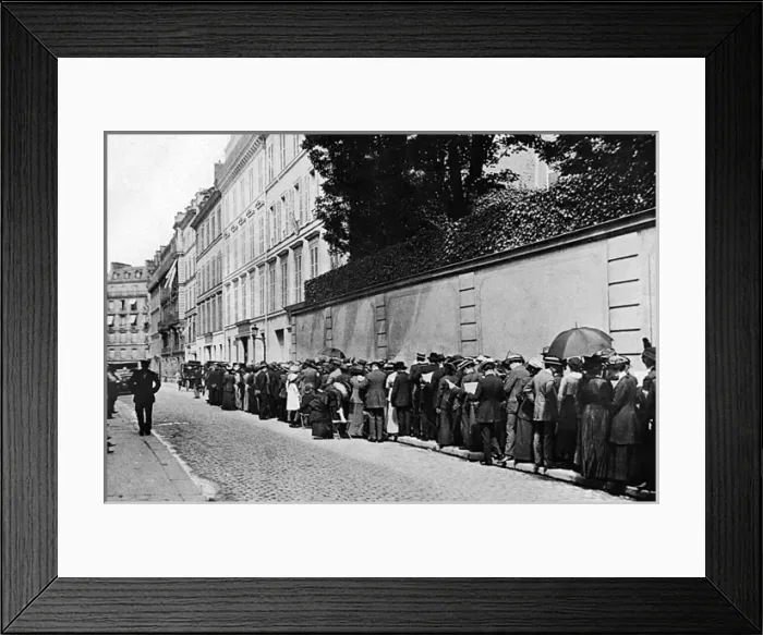 Framed Print : Queuing to return home following the outbreak of World War I