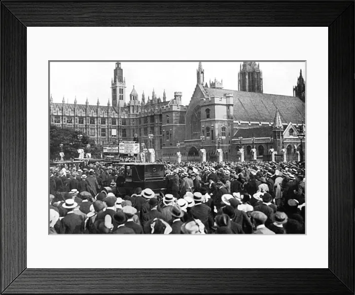 Framed Print : Crowds assembled in London on the outbreak of WWI Framed Print : Crowds assembled in London on the outbreak of WWI
