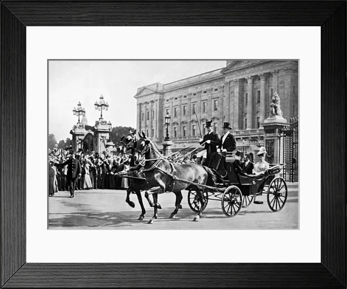 Framed Print : King and Queen outside Buckingham Palace, WWI Framed Print : King and Queen outside Buckingham Palace, WWI