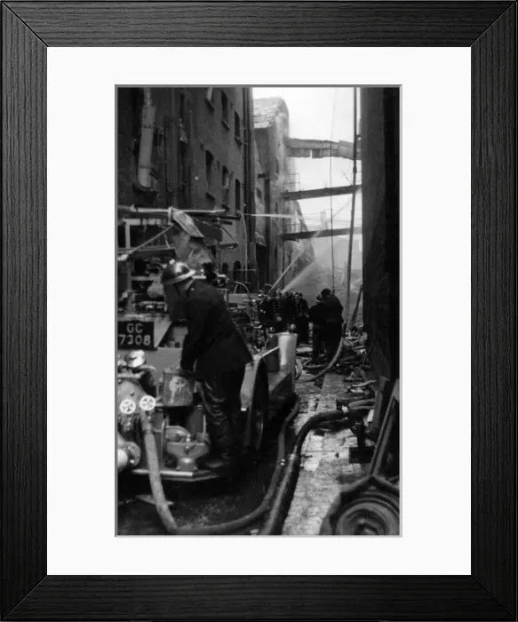 Framed Print : Blitz in London -- Chambers Wharf, Bermondsey, WW2 Framed Print : Blitz in London -- Chambers Wharf, Bermondsey, WW2