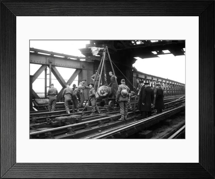 Framed Print : Blitz in London -- bomb disposal at Charing Cross Framed Print : Blitz in London -- bomb disposal at Charing Cross