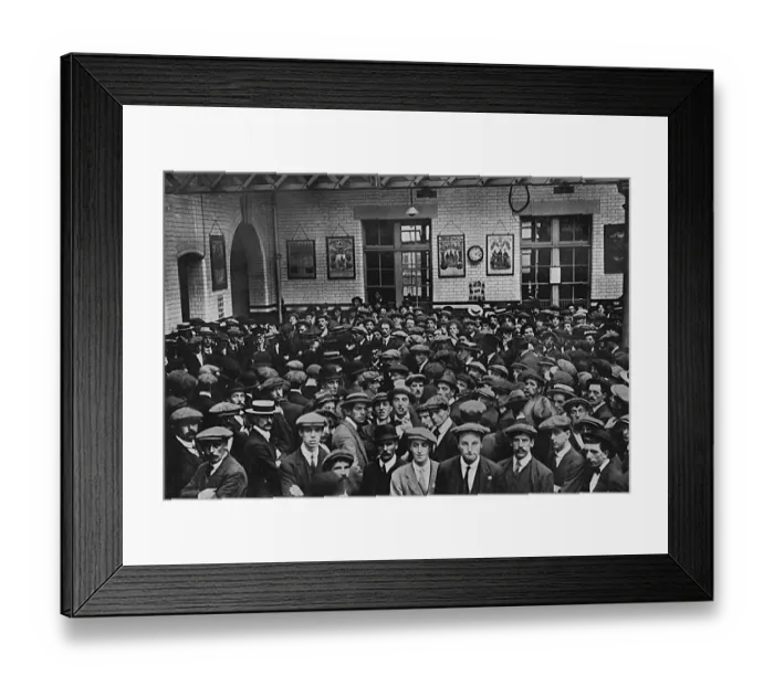 Framed Print : Enlisting in Kitcheners Army at the start of World War I