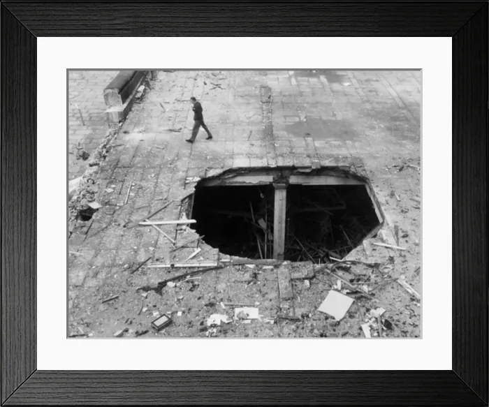 Framed Print : Blitz in London -- terrace at LCC-County Hall, WW2 Framed Print : Blitz in London -- terrace at LCC-County Hall, WW2