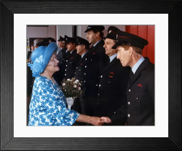 Framed Print : Visit by HM The Queen Mother to Chelsea Fire Station Framed Print : Visit by HM The Queen Mother to Chelsea Fire Station