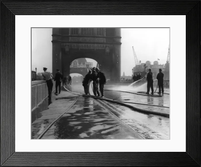 Framed Print : Tower Bridge jams in summer heat Framed Print : Tower Bridge jams in summer heat