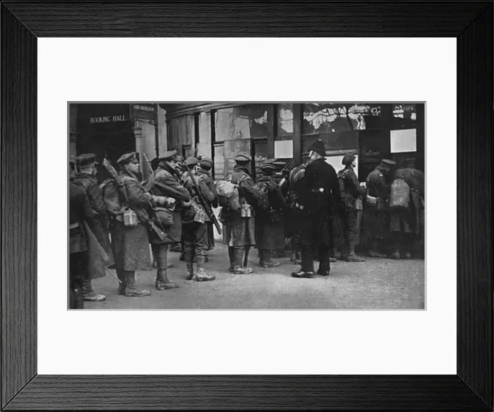 Framed Print : British troops arrive from the trenches at Waterloo Station Framed Print : British troops arrive from the trenches at Waterloo Station