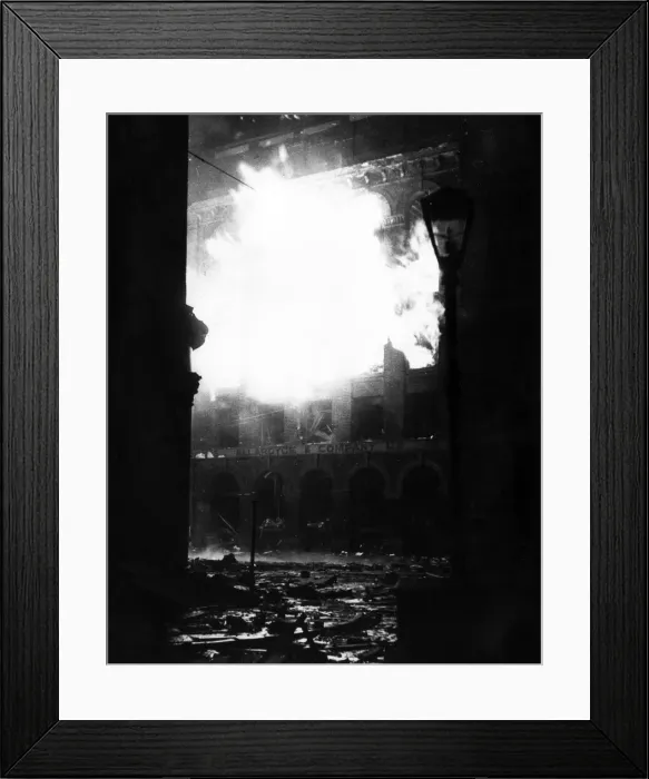 Framed Print : Blitz in London -- building on fire in Southwark Street, WW2 Framed Print : Blitz in London -- building on fire in Southwark Street, WW2