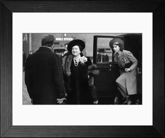 Framed Print : Royal visit to LFB Lambeth HQ, WW2 Framed Print : Royal visit to LFB Lambeth HQ, WW2