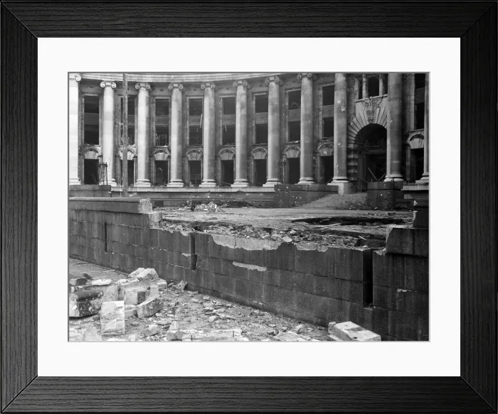 Framed Print : Blitz in London -- terrace at LCC-County Hall, WW2 Framed Print : Blitz in London -- terrace at LCC-County Hall, WW2