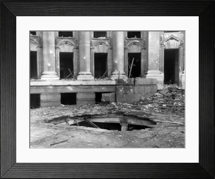Framed Print : Blitz in London -- terrace at LCC-County Hall, WW2 Framed Print : Blitz in London -- terrace at LCC-County Hall, WW2