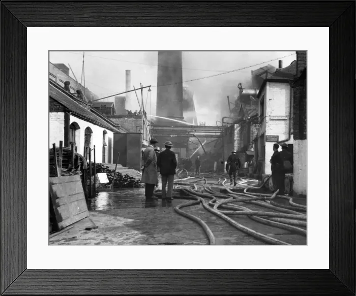 Framed Print : Firefighters at work in Bermondsey, WW2 Framed Print : Firefighters at work in Bermondsey, WW2