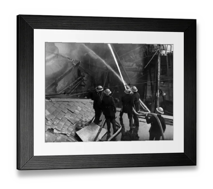 Framed Print : Firefighters at work in Bermondsey, WW2 Framed Print : Firefighters at work in Bermondsey, WW2