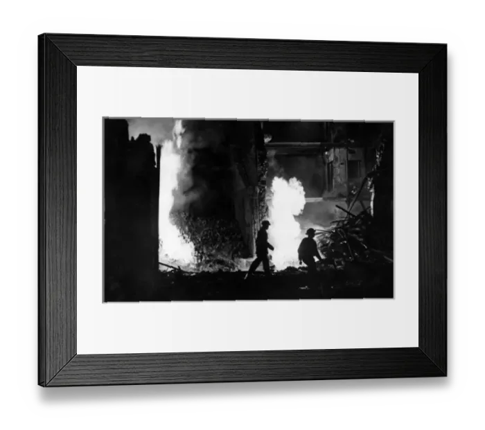 Framed Print : Scene in Poplar High Street during the Blitz, WW2 Framed Print : Scene in Poplar High Street during the Blitz, WW2
