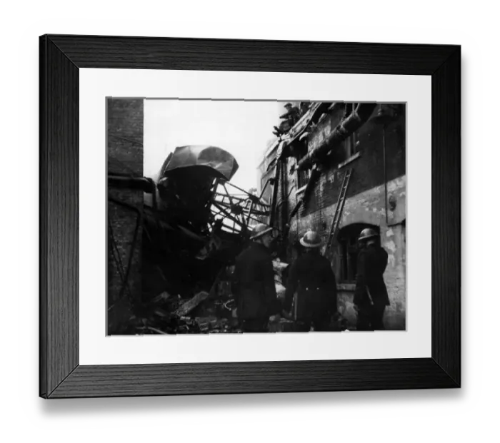 Framed Print : Firefighters at work in Bermondsey, WW2 Framed Print : Firefighters at work in Bermondsey, WW2