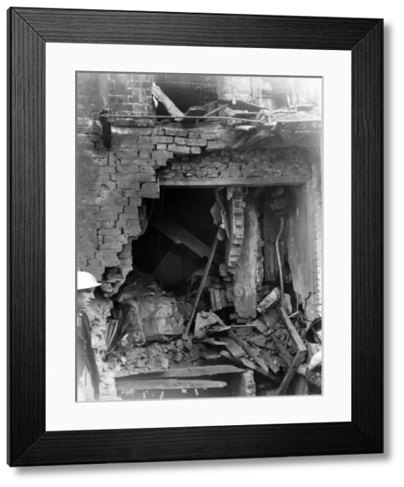 Framed Print : Blitz in London -- public shelter, Fieldgate Street, WW2 Framed Print : Blitz in London -- public shelter, Fieldgate Street, WW2
