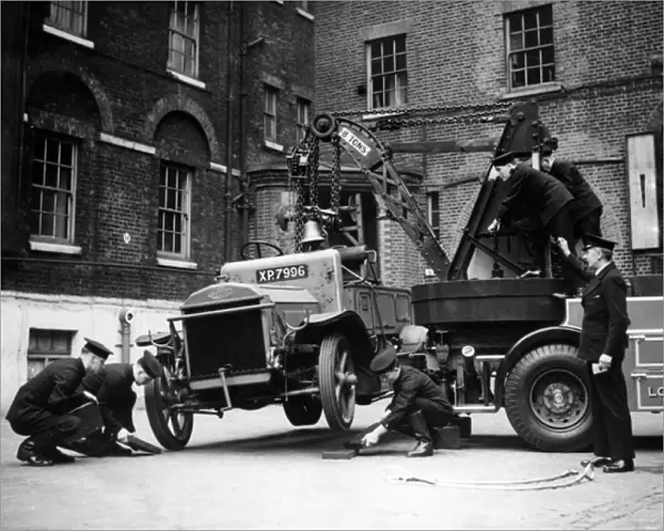 Dennis breakdown lorry, demonstrating wrong method