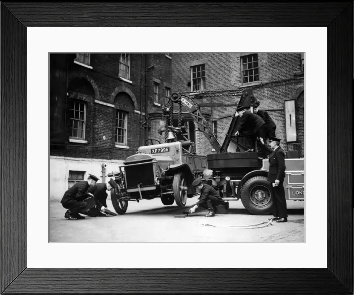 Framed Print : Dennis breakdown lorry, demonstrating wrong method Framed Print : Dennis breakdown lorry, demonstrating wrong method