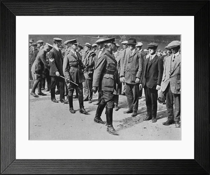Framed Print : Inspecting recruits at Tower of London, WW1 Framed Print : Inspecting recruits at Tower of London, WW1