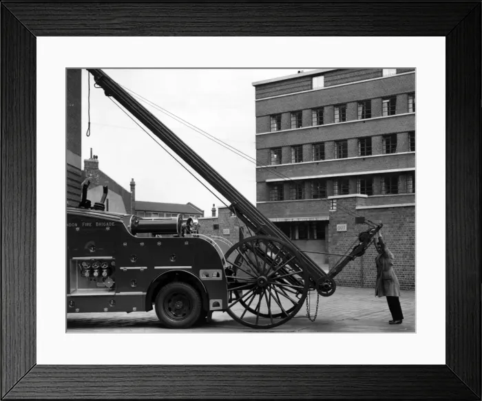 Framed Print : LFB fire engine with raised ladder (side view) Framed Print : LFB fire engine with raised ladder (side view)