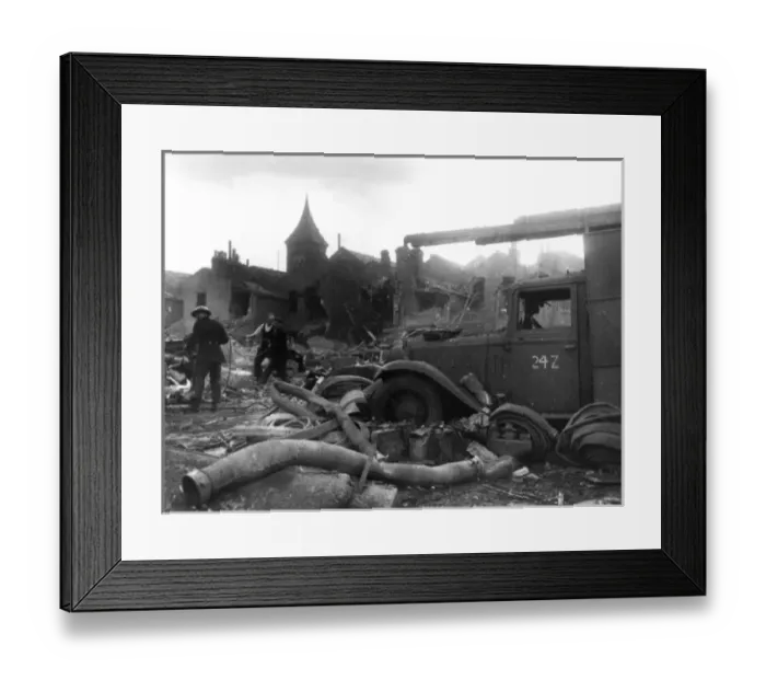 Framed Print : Blitz in London -- salvage operation, WW2 Framed Print : Blitz in London -- salvage operation, WW2