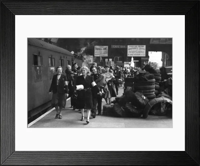 Framed Print : NFS personnel helping evacuees, St Pancras, WW2 Framed Print : NFS personnel helping evacuees, St Pancras, WW2