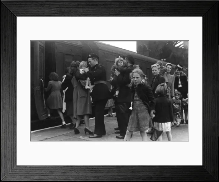 Framed Print : NFS personnel helping evacuees, St Pancras, WW2 Framed Print : NFS personnel helping evacuees, St Pancras, WW2