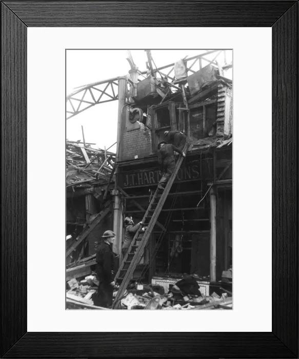 Framed Print : Blitz in London -- searching for casualties, WW2 Framed Print : Blitz in London -- searching for casualties, WW2