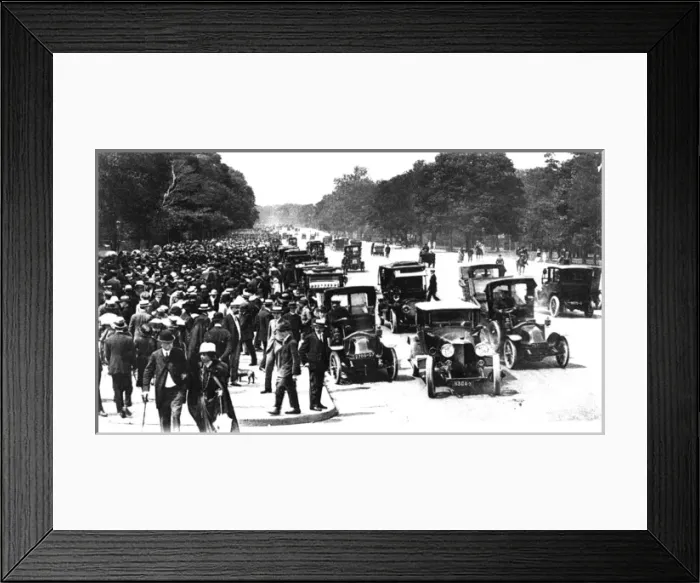Framed Print : Paris, France - Avenue du Bois de Boulogne Framed Print : Paris, France - Avenue du Bois de Boulogne