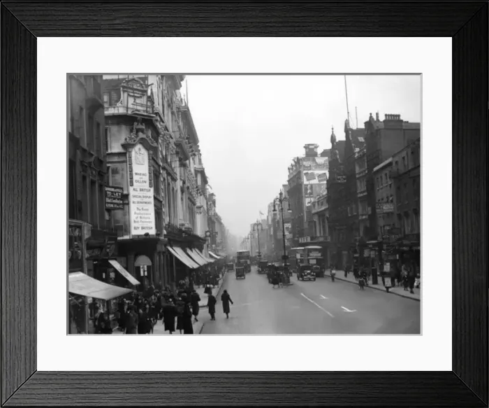 Framed Print : Scene in Oxford Street, London Framed Print : Scene in Oxford Street, London
