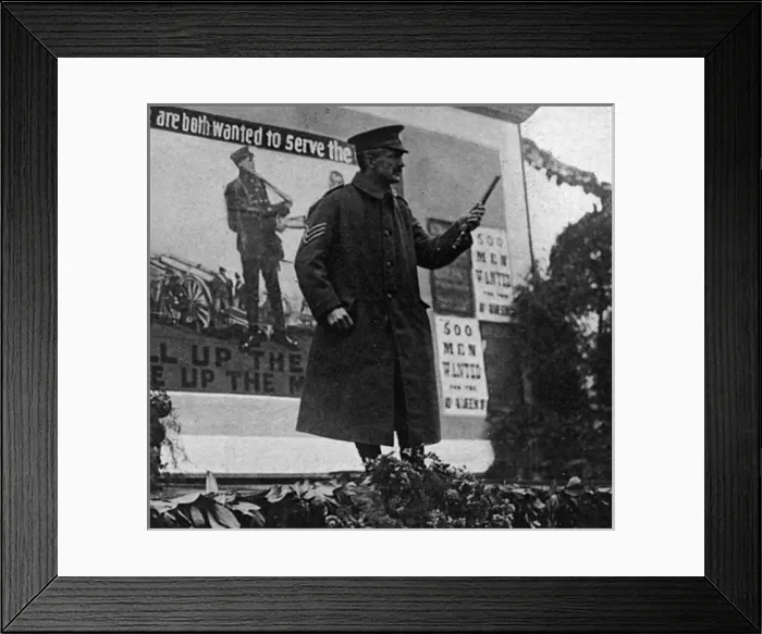 Framed Print : A recruiter speaking on the plinth in Trafalgar Square, WW1 Framed Print : A recruiter speaking on the plinth in Trafalgar Square, WW1
