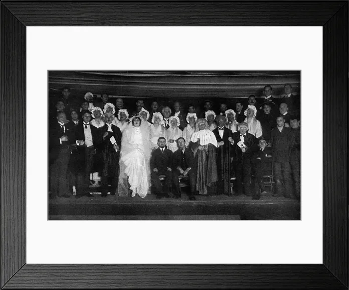 Framed Print : Interned prisoners at Ruhleben performing Trial by Jury, WW1