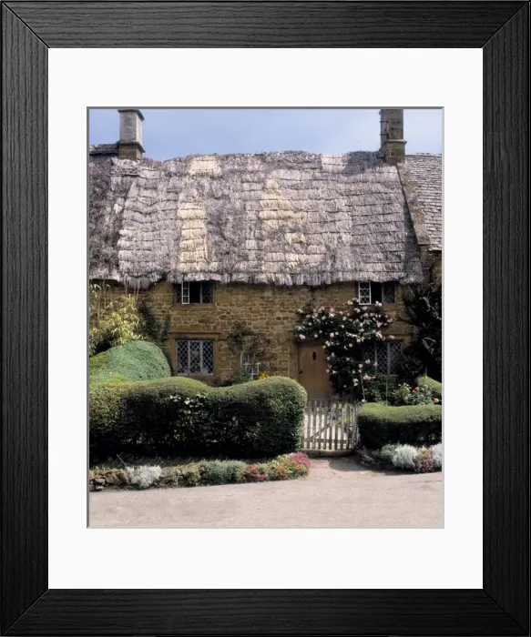 Framed Print : Thatched House in Great Tew Framed Print : Thatched House in Great Tew