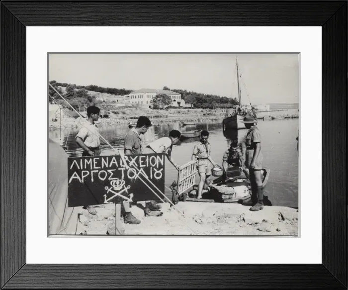 Framed Print : Scouts landing materials at Argostolion, Kefalonia, Greece Framed Print : Scouts landing materials at Argostolion, Kefalonia, Greece