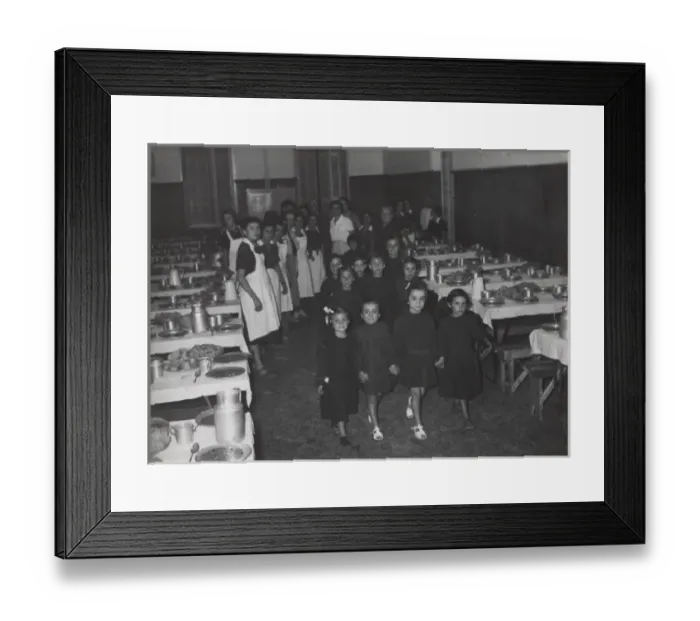 Framed Print : Earthquake victims in a hospital, Greece Framed Print : Earthquake victims in a hospital, Greece